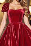 Robe courte noire à manches bouffantes