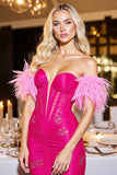 Robe de retour à l’épaule dénudée fuchsia fuchsia avec plumes