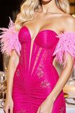 Robe de retour à l’épaule dénudée fuchsia fuchsia avec plumes