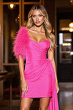 Robe courte de retour à la maison froncée fuchsia avec plume