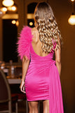 Robe courte de retour à la maison froncée fuchsia avec plume