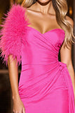 Robe courte de retour à la maison froncée fuchsia avec plume