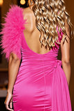 Robe courte de retour à la maison froncée fuchsia avec plume