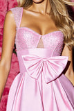 Satin rose plissé une robe de bal avec noeud