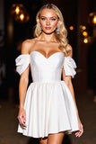 Robe blanche de bal à épaules dénudées