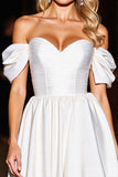 Robe blanche de bal à épaules dénudées