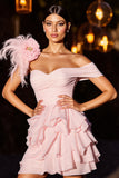 Robe de bal rose à plusieurs niveaux à épaules dénudées avec des plumes