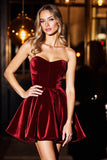 A Line Robe courte bustier en velours bordeaux pour les retrouvailles