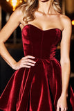 A Line Robe courte bustier en velours bordeaux pour les retrouvailles