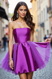 Une ligne de tulle violet foncé perlé de maison