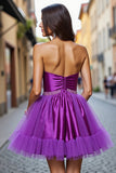 Une ligne de tulle violet foncé perlé de maison