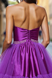 Une ligne de tulle violet foncé perlé de maison