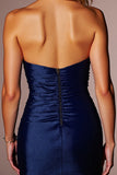 Robe moulante plissée bleu marine pour les retrouvailles
