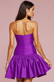 Une ligne robe bustier à volants violet foncé avec fleur 3D