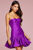 Une ligne robe bustier à volants violet foncé avec fleur 3D