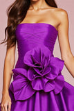 Une ligne robe bustier à volants violet foncé avec fleur 3D