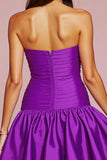 Une ligne robe bustier à volants violet foncé avec fleur 3D