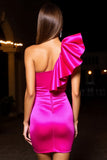 Robe moulante fuchsia à une épaule à volants