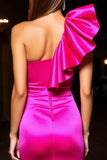 Robe moulante fuchsia à une épaule à volants