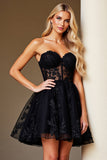 Une ligne noire appliquée Sweetheart Homecoming Dress