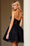 Une ligne noire appliquée Sweetheart Homecoming Dress