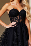Une ligne noire appliquée Sweetheart Homecoming Dress
