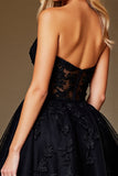 Une ligne noire appliquée Sweetheart Homecoming Dress