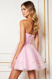 Une ligne de mini robe bustier rose pour le bal avec des fleurs 3D