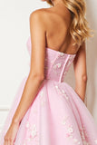 Une ligne de mini robe bustier rose pour le bal avec des fleurs 3D