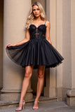 Une ligne noire appliquée Mini robe de retour à la maison