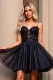 Une ligne noire appliquée Mini robe de retour à la maison