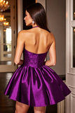 Dos nu violet foncé Une mini robe de bal trapèze avec paillettes