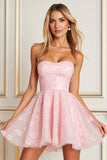 Une robe bustier sans bretelles rose à application de ligne