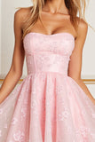 Une robe bustier sans bretelles rose à application de ligne