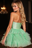 Robe de retour aux sources sans bretelles verte avec plumes