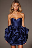 Robe bustier en satin bleu marine avec volants