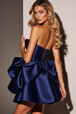 Robe bustier en satin bleu marine avec volants