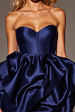 Robe bustier en satin bleu marine avec volants