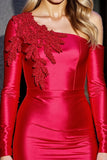 Robe de bal en satin appliquée à une épaule