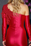 Robe de bal en satin appliquée à une épaule
