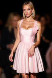 Robe courte de retour à la maison en satin rose fleuri