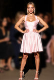 Robe courte de retour à la maison en satin rose fleuri
