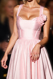 Robe courte de retour à la maison en satin rose fleuri