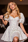 Corset blanc Floral Robe courte de retour aux sources avec manches