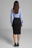 Robe de travail fourreau bleu à fines rayures avec col polo