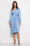 Robe de travail à corbeilles bleue à col en V avec ceinture