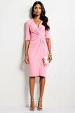 Robe de travail fourreau froncée rose à col en V avec demi-manches