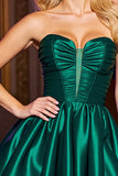 Robe courte trapèze en satin vert foncé