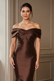 Robe de mère de la mariée en satin satin marron à épaules dénudées