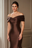 Robe de mère de la mariée en satin satin marron à épaules dénudées